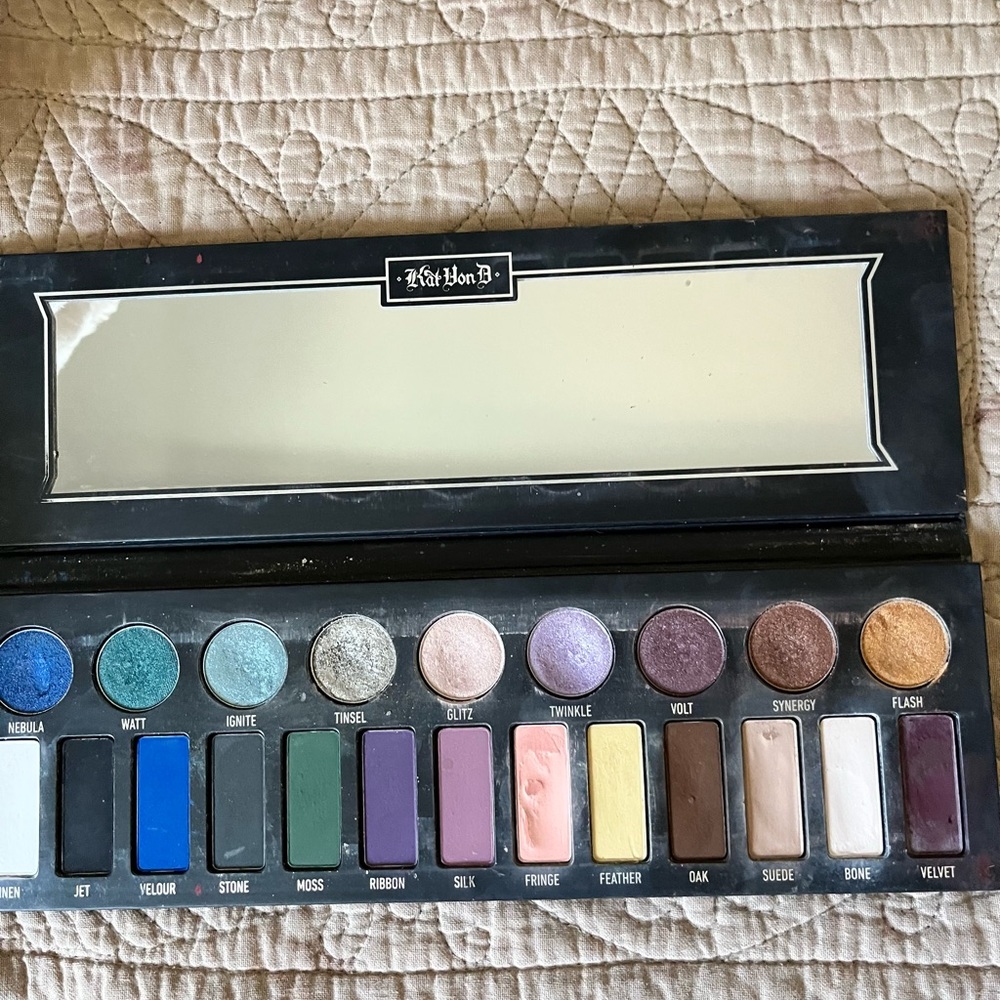 Kat Avon D Metal Matte Palette